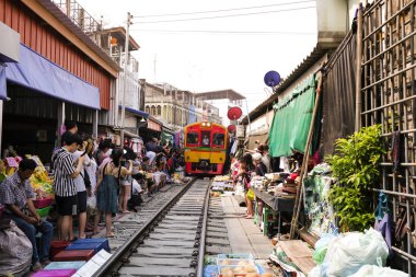 Bangkok, Tayland 'daki Maeklong Demiryolu Pazarı (Talad Rom Hub)