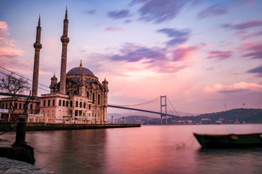 Ortakoy Camiinin Ortakoy, İstanbul, Türkiye 'deki uzun pozlu fotoğrafı