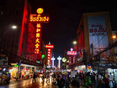 Çin Mahallesi, Bangkok, Tayland 'da neon ışıkları ve sokak hayatı. Çin Mahallesi Yaowarat Sokağı olarak bilinir.
