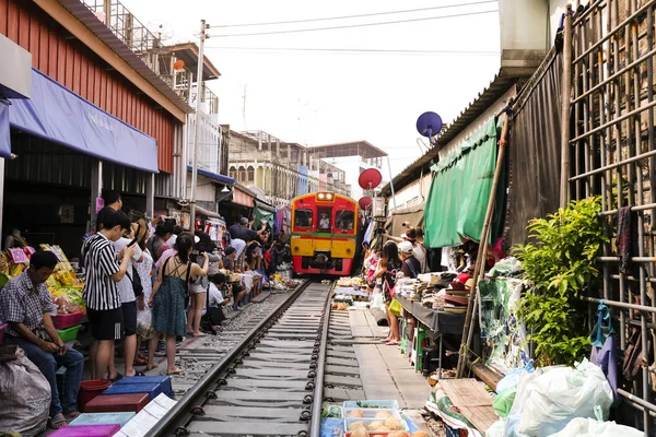 Mercado Ferroviario Maeklong Talad Rom Hub Bangkok Tailandia — Foto de Stock