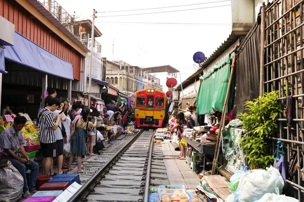 Bangkok, Tayland 'daki Maeklong Demiryolu Pazarı (Talad Rom Hub)