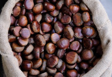 Kestane, kestaneler ahşap masada.