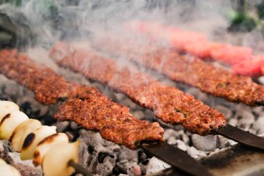 Geleneksel Türk Adana Kebabı Adana Kebap dumanlı barbekü yapıyor