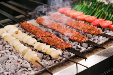 Geleneksel Türk Adana Kebabı Adana Kebap dumanlı barbekü yapıyor
