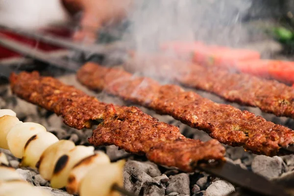 Geleneksel Türk Adana Kebabı Adana Kebap dumanlı barbekü yapıyor