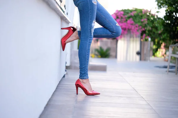 Woman Has Sexy Leg Wearing Jean High Heels Stiletto Pump — Stock Photo, Image