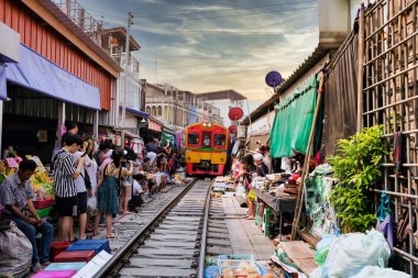 Bangkok, Tayland 'daki Maeklong Demiryolu Pazarı.