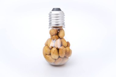 Fıstık konsepti fikir fotoğrafı, masada çiğ ve kızarmış fıstık.