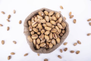 Fıstık, bir sürü fıstıklı grup masada ve çuval içinde, fıstıklı fotoğraf.