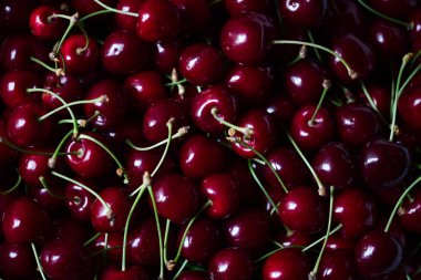 Kirazlar, tabakta büyük kırmızı kiraz