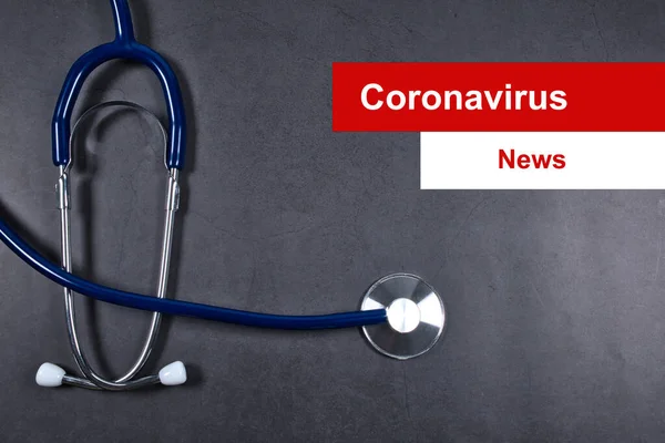 Coronavirus ya da Covid-19 haber metni steteskop ile, arka plan siyah ya da koyu.