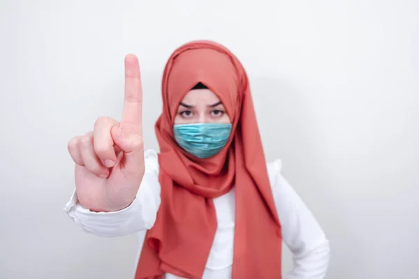 이슬람 보호를 마스크를 히잡이라는 여자는 마스크를 손가락으로 강력하게 — 스톡 사진