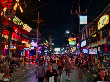 Patong Sahili Yürüyüş Sokağı, Phuket / Tayland - Şubat 2020: Patong Sahili Gece Yürüyüş Sokağı