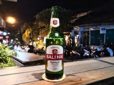 Ubud, Bali / Tayland - Şubat 2020: Bali Hai Beer, Bali Hai Beer geleneksel Endonezya bira şirketi