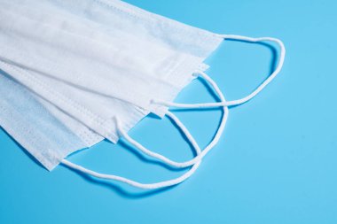 Cerrahi maske, mavi yüzeyde cerrahi maskeler.