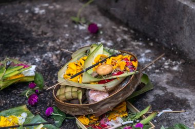 Bali tarzı tütsü çubukları, tütsü çubukları günlük törenler için sepetler sunarken kullanılır.