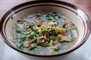 Geleneksel Endonezya çorbası. Adı Cap Cay veya Cap Cai çorbası.