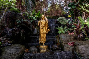 Wat Saket Tapınağı, Bangkok 'ta duran Buda heykeli