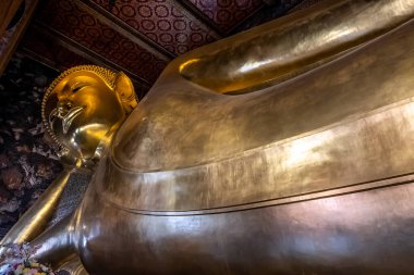 Yaslanan Buda heykeli, Wat Pho Budist Tapınağındaki yaslanmış Buda heykelinin yüzünü kapatın.