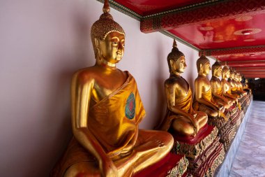 Wat Pho Tapınağı 'nda Buda heykelleri ya da heykeller, yan yana bir sürü Buda heykeli.