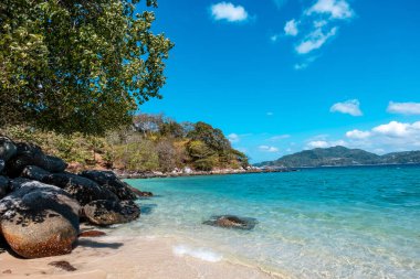 Paradise Beach Phuket, turkuaz mavi deniz ve Paradise Beach Phuket, Tayland 'da sarı kumsal.