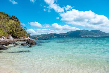 Paradise Beach Phuket, turkuaz mavi deniz ve Paradise Beach Phuket, Tayland 'da sarı kumsal.