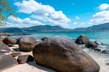 Paradise Beach Phuket, turkuaz mavi deniz ve Paradise Beach Phuket, Tayland 'da sarı kumsal.