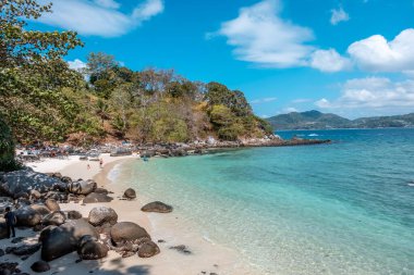 Paradise Beach Phuket, turkuaz mavi deniz ve Paradise Beach Phuket, Tayland 'da sarı kumsal.