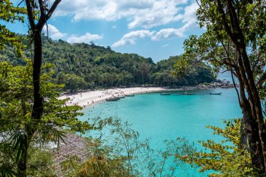 Freedom Beach, Phuket / Tayland - 16 Ocak 2020: Freedom Beach Phuket, Tayland 'da en popüler körfez
