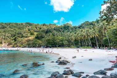 Freedom Beach, Phuket / Tayland - 16 Ocak 2020: Freedom Beach Phuket, Tayland 'da en popüler körfez