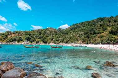 Freedom Beach, Phuket / Tayland - 16 Ocak 2020: Freedom Beach Phuket, Tayland 'da en popüler körfez