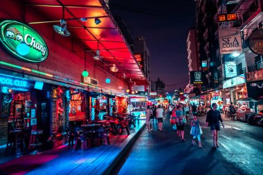 Bangla Yolu, Patong Sahili, Phuket / Tayland - 15 Ocak 2020: Bangla Yolu Patong Sahili 'nde, Tayland' ın en popüler tatil yeridir.