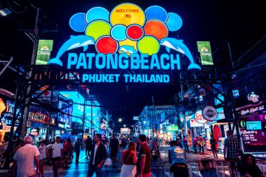 Bangla Yolu, Patong Sahili, Phuket / Tayland - 15 Ocak 2020: Bangla Yolu Patong Sahili 'nde, Tayland' ın en popüler tatil yeridir.