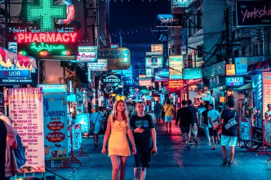 Bangla Yolu, Patong Sahili, Phuket / Tayland - 15 Ocak 2020: Bangla Yolu Patong Sahili 'nde, Tayland' ın en popüler tatil yeridir.