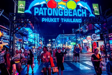 Bangla Yolu, Patong Sahili, Phuket / Tayland - 15 Ocak 2020: Bangla Yolu Patong Sahili 'nde, Tayland' ın en popüler tatil yeridir.