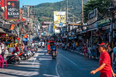 Bangla Yolu, Patong Sahili, Phuket / Tayland - 15 Ocak 2020: Bangla Yolu Patong Sahili 'nde, Tayland' ın en popüler tatil yeridir.