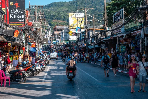 Bangla Yolu, Patong Sahili, Phuket / Tayland - 15 Ocak 2020: Bangla Yolu Patong Sahili 'nde, Tayland' ın en popüler tatil yeridir.
