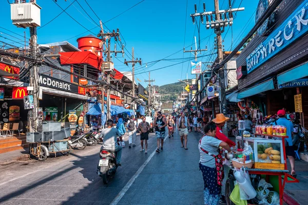Bangla Yolu, Patong Sahili, Phuket / Tayland - 15 Ocak 2020: Bangla Yolu Patong Sahili 'nde, Tayland' ın en popüler tatil yeridir.