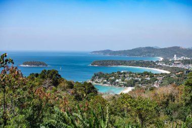 Phuket, Karon Eyaleti 'ndeki Phuket Adası' nın panoramik manzara fotoğrafı.