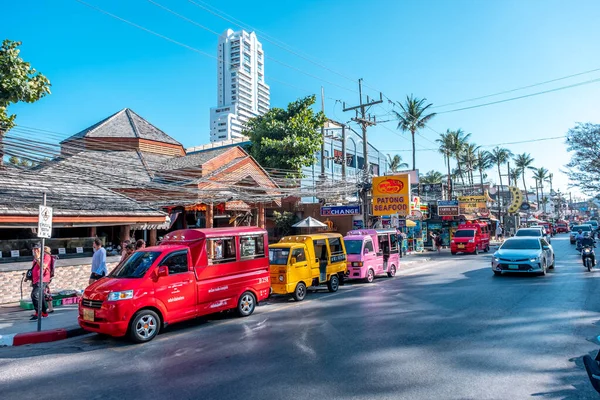 Patong Sahil Yolu, Phuket / Tayland - 15 Ocak 2020: Patong Sahili 'nin gündüz saatlerinde yol kenarı, Patong Sahili Phuket Adası' nın en popüler vilayetidir.