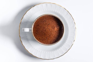 Geleneksel beyaz porselen Türk kahve fincanında bir fincan Türk kahvesinin üst görüntüsü