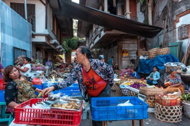 Ubud, Bali, Endonezya - Ocak 2020: Ubud Sabah Pazarı. Ubud, Bali Adası 'nda sabah pazarı her sabah erkenden kurulur.