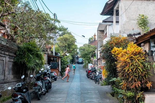 Ubud, Bali / Endonezya - 12 Şubat 2020: Ubud Art Caddesi sokak manzarası, Bali Adası