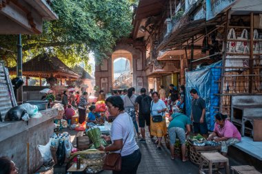 Ubud, Bali, Endonezya - Ocak 2020: Ubud Sabah Pazarı. Ubud, Bali Adası 'nda sabah pazarı her sabah erkenden kurulur.