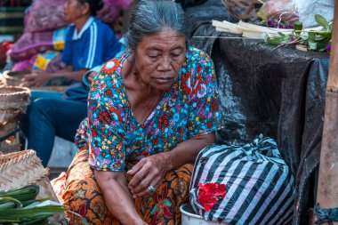 Ubud, Bali, Endonezya - Ocak 2020: Ubud Sabah Pazarı. Ubud, Bali Adası 'nda sabah pazarı her sabah erkenden kurulur.
