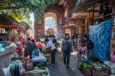 Ubud, Bali, Endonezya - Ocak 2020: Ubud Sabah Pazarı. Ubud, Bali Adası 'nda sabah pazarı her sabah erkenden kurulur.