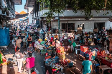 Ubud, Bali, Endonezya - Ocak 2020: Ubud Sabah Pazarı. Ubud, Bali Adası 'nda sabah pazarı her sabah erkenden kurulur.