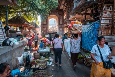 Ubud, Bali, Endonezya - Ocak 2020: Ubud Sabah Pazarı. Ubud, Bali Adası 'nda sabah pazarı her sabah erkenden kurulur.