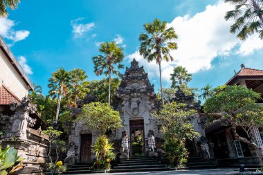 Ubud, Bali Adası / Endonezya - 21 Şubat 2020: Puri Lukisan Müzesi 'nin yerel adı Puri Lukisan, Bali Adası' nın merkezinde yer almaktadır.