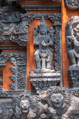 Ubud, Bali Adası / Endonezya - 21 Şubat 2020: Ubud, Bali 'deki Pura Dalem Desa Hindu Tapınağındaki Hinduizm heykelleri tanrısı